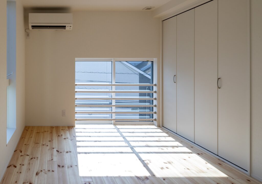 高性能な窓とドアの採用